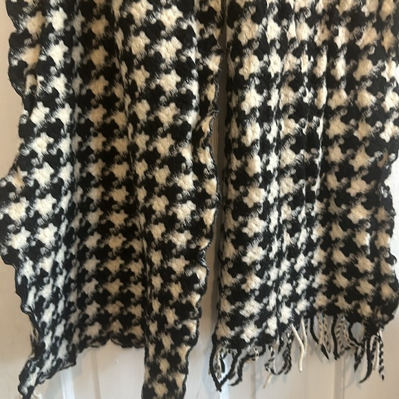 Scarf (believe it’s wool) - Picture 2 of 13